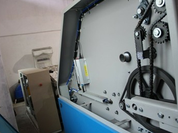 
		毛巾折叠机
	(图4)